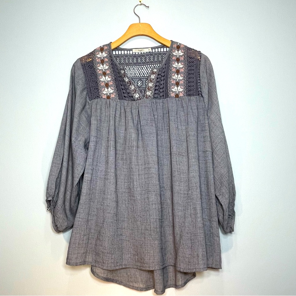 ANTHROPOLOGIE HAZEL Women's Gray Boho Blouse Embroidery Lace at Neck Size Small